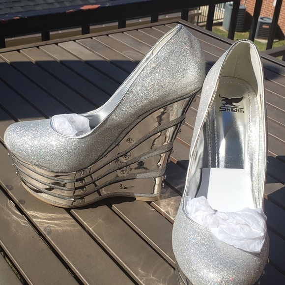 Shoes( both pair included) - Picture 3 of 8